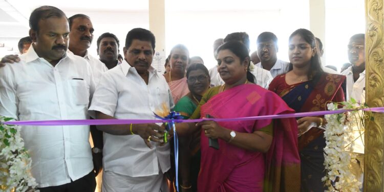 தூத்துக்குடி மாநகராட்சி ஸ்மார்ட் சிட்டி பேருந்து நிலையத்தில் தமிழ்நாடு அரசின் சாதனை விளக்க புகைப்படக் கண்காட்சியினை அமைச்சர்கள் கீதாஜீவன், அனிதா ராதாகிருஷ்ணன் திறந்து வைத்தனர்.