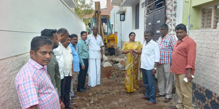 தூத்துக்குடியில் புதிய பேவர் பிளாக் சாலை கால்வாய் பணிகளை அமைச்சர் கீதாஜீவன் தொடங்கி வைத்தார்.