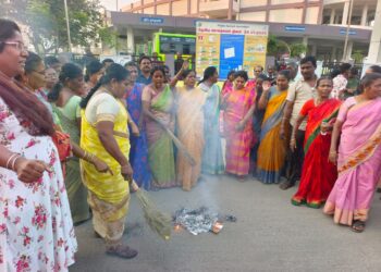 தூத்துக்குடியில் திமுக சார்பில் குஷ்பு படம் எாிப்பு