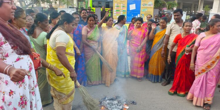 தூத்துக்குடியில் திமுக சார்பில் குஷ்பு படம் எாிப்பு