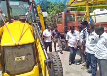 தூத்துக்குடி மாநகராட்சி பகுதி பயன்பாட்டிற்கு புதிய ஜேசிபி மேயர் ஜெகன் பொியசாமி தொடங்கி வைத்தார்.