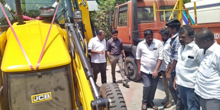 தூத்துக்குடி மாநகராட்சி பகுதி பயன்பாட்டிற்கு புதிய ஜேசிபி மேயர் ஜெகன் பொியசாமி தொடங்கி வைத்தார்.