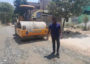 மாப்பிள்ளையூரணியில் சாலைகள் அமைக்கும் பணி தீவிரம் : ஊராட்சி மன்ற தலைவர் சரவணக்குமார்  அதிரடி ஆய்வு..