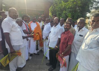 தூத்துக்குடியில் அதிமுக வேட்பாளர் தீவிர வாக்கு சேகரிப்பு