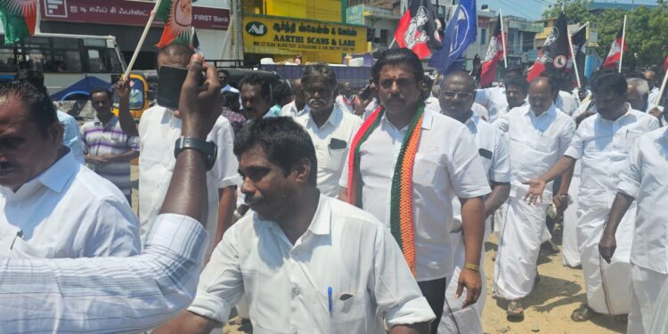 தூத்துக்குடி தொகுதி அதிமுக வேட்பாளர் சிவசாமி வேலுமணி வேட்பு மனு தாக்கல் – 3 முன்னாள் அமைச்சர்கள், பெருந்தலைவர் மக்கள் கட்சி மாவட்ட செயலாளர் எஸ்.பி. மாரியப்பன் பங்கேற்பு!!!