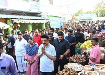 தூத்துக்குடியில் முதலமைச்சர் ஸ்டாலின் காய்கனி மாா்க்கெட்டில் வாக்கு சேகாித்தாா். கனிமொழி, அமைச்சர்கள் கீதாஜீவன், அனிதா ராதாகிருஷணன், மேயர் ஜெகன் பொியசாமி பங்கேற்பு