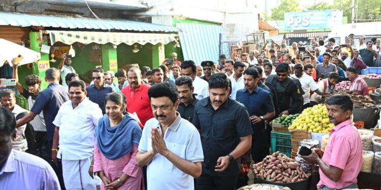 தூத்துக்குடியில் முதலமைச்சர் ஸ்டாலின் காய்கனி மாா்க்கெட்டில் வாக்கு சேகாித்தாா். கனிமொழி, அமைச்சர்கள் கீதாஜீவன், அனிதா ராதாகிருஷணன், மேயர் ஜெகன் பொியசாமி பங்கேற்பு