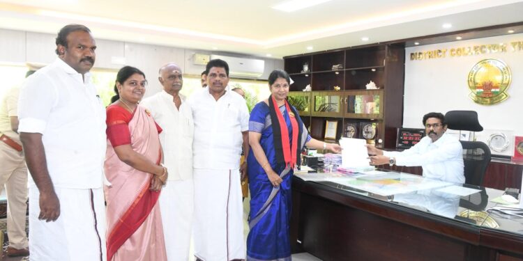 தூத்துக்குடி தொகுதி திமுக வேட்பாளர் கனிமொழி வேட்புமனு தாக்கல் செய்தார்