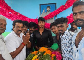 கராத்தே செல்வின் நினைவிடத்தில் பெருந்தலைவர் மக்கள் கட்சி தூத்துக்குடி மாவட்ட செயலாளர்   எஸ்.பி. மாரியப்பன் தலைமையில் இளைஞர்கள் அஞ்சலி செலுத்தினர்.