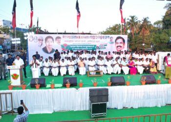 அதிமுக வேட்பாளர் சிவசாமி வேலுமணி தனது சொந்த கிராமத்தில் உள்ள வீட்டில் மழை வெள்ளத்தில் பாதிக்கப்பட்ட 200 பேரை தங்க வைத்து பாதுகாத்தவர் எடப்பாடி பழனிச்சாமி தூத்துக்குடி பிரச்சாரத்தில் பேசினார்.