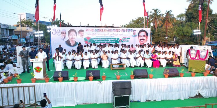 அதிமுக வேட்பாளர் சிவசாமி வேலுமணி தனது சொந்த கிராமத்தில் உள்ள வீட்டில் மழை வெள்ளத்தில் பாதிக்கப்பட்ட 200 பேரை தங்க வைத்து பாதுகாத்தவர் எடப்பாடி பழனிச்சாமி தூத்துக்குடி பிரச்சாரத்தில் பேசினார்.