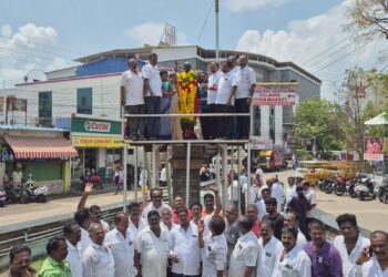 தூத்துக்குடி குருஸ் பர்னாந்து சிலைக்கு மாலை அணிவித்து அமைச்சர் கீதாஜீவன், மேயர் ஜெகன் பெரியசாமி மரியாதை!!!