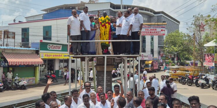 தூத்துக்குடி குருஸ் பர்னாந்து சிலைக்கு மாலை அணிவித்து அமைச்சர் கீதாஜீவன், மேயர் ஜெகன் பெரியசாமி மரியாதை!!!