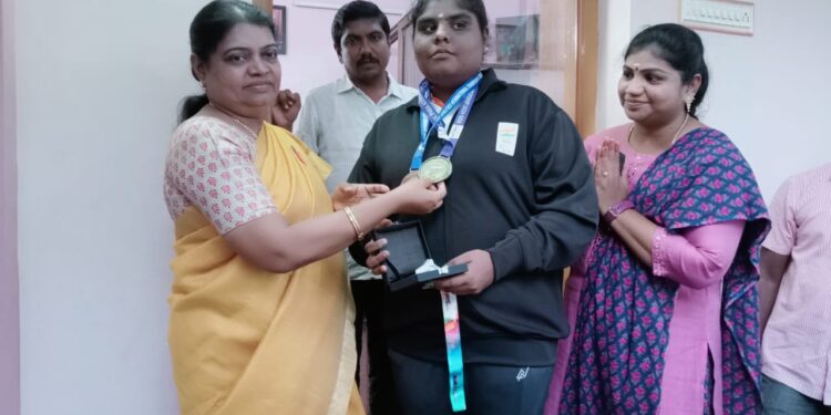 விளையாட்டு போட்டியில் தூத்துக்குடி மாணவி சாதனை அமைச்சர் கீதாஜீவன் பாராட்டு