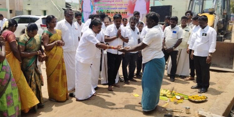 மாப்பிள்ளையூரணியில் 128 சாலைகள் அமைக்க சண்முகையா எம்.எல்.ஏ பூமி பூஜை செய்து தொடங்கி வைத்தார்.