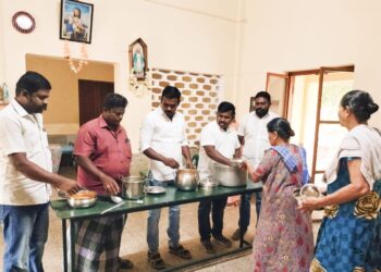 தூத்துக்குடியில் கேவிகே. சாமி பிறந்தநாளையொட்டி முதியோர்களுக்கு உணவு வழங்கப்பட்டது.