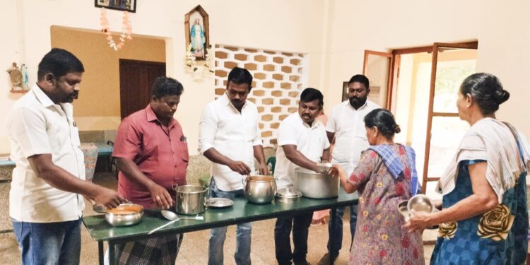 தூத்துக்குடியில் கேவிகே. சாமி பிறந்தநாளையொட்டி முதியோர்களுக்கு உணவு வழங்கப்பட்டது.