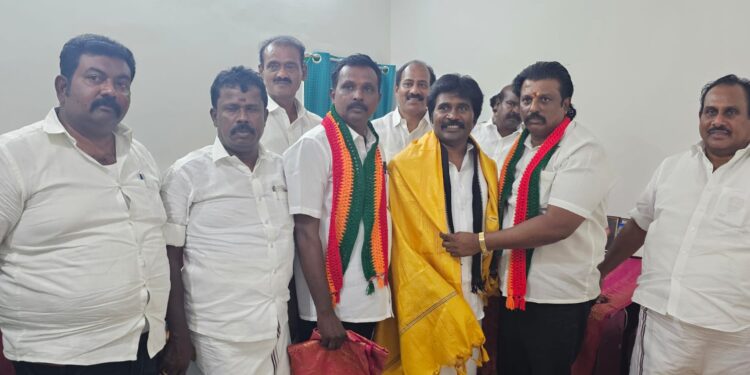 தூத்துக்குடி அதிமுக வேட்பாளர் மண்ணின் மைந்தன் சிவசாமி வேலுமணியை 5 லட்சம் வாக்குகள் வித்தியாசத்தில் வெற்றி பெறச் செய்வோம் – பெருந்தலைவர் மக்கள் கட்சி மாவட்ட செயலாளர் எஸ்.பி.மாரியப்பன் சூளுரை