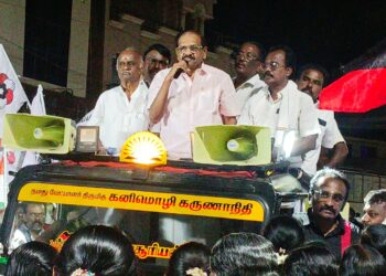 மழை வௌ்ள காலத்தின் போது தமிழகத்திற்கு வராத மோடிக்கு ஓரு விரல் புரட்சியின் மூலம் பாடம் புகட்ட வேண்டும். தூத்துக்குடி பிரச்சாரத்தில் பீட்டர் அல்போன்ஸ் கடும் தாக்கு