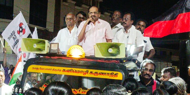 மழை வௌ்ள காலத்தின் போது தமிழகத்திற்கு வராத மோடிக்கு ஓரு விரல் புரட்சியின் மூலம் பாடம் புகட்ட வேண்டும். தூத்துக்குடி பிரச்சாரத்தில் பீட்டர் அல்போன்ஸ் கடும் தாக்கு