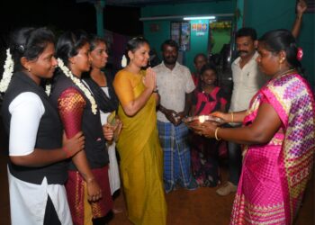 தூத்துக்குடியில் போக்குவரத்து தொழிற்சங்கம் சார்பில் கனிமொழிக்கு வாக்கு சேகாிப்பு அமைச்சர் கீதாஜீவன் தொடங்கி வைத்தார்.