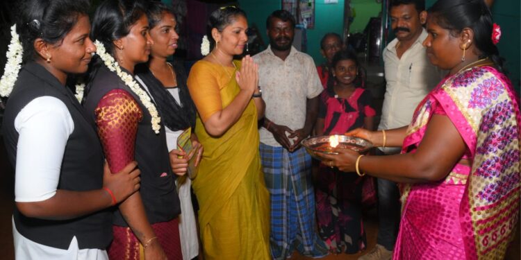 தூத்துக்குடியில் போக்குவரத்து தொழிற்சங்கம் சார்பில் கனிமொழிக்கு வாக்கு சேகாிப்பு அமைச்சர் கீதாஜீவன் தொடங்கி வைத்தார்.