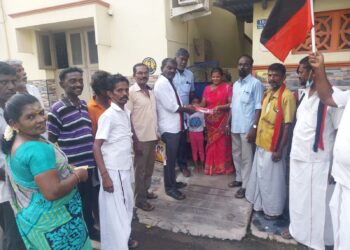 தூத்துக்குடி 20வது வார்டில் கனிமொழி சாதனையை துண்டு பிரசுரம் வழங்கி வட்டச்செயலாளா் ரவீந்திரன் வாக்கு சேகாித்தார்.