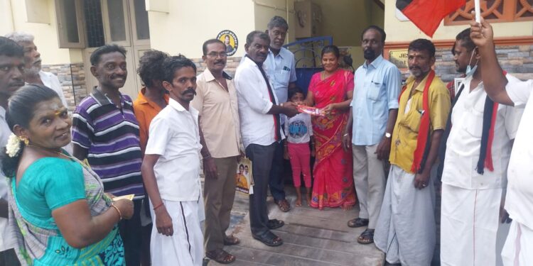 தூத்துக்குடி 20வது வார்டில் கனிமொழி சாதனையை துண்டு பிரசுரம் வழங்கி வட்டச்செயலாளா் ரவீந்திரன் வாக்கு சேகாித்தார்.