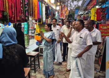 தூத்துக்குடி வியாபாாிகளிடம் அமைச்சர் கீதாஜீவன் வாக்கு சேகாித்தாா்.