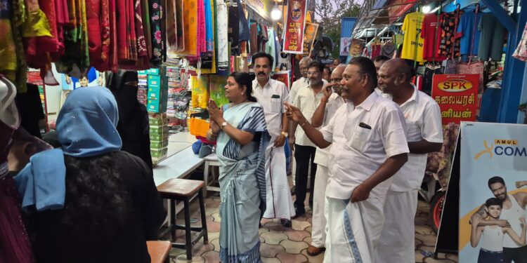 தூத்துக்குடி வியாபாாிகளிடம் அமைச்சர் கீதாஜீவன் வாக்கு சேகாித்தாா்.