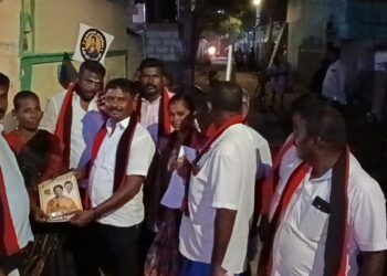 மாப்பிள்ளையூரணி ஜோதிபாசு நகரில் வீடு வீடாக சென்று கனிமொழி சாதனையை துண்டு பிரசுரம் வழங்கி பஞ்சாயத்து தலைவர் சரவணகுமார்   தீவிரமாக வாக்கு சேகாித்தார்.