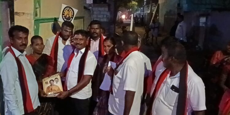 மாப்பிள்ளையூரணி ஜோதிபாசு நகரில் வீடு வீடாக சென்று கனிமொழி சாதனையை துண்டு பிரசுரம் வழங்கி பஞ்சாயத்து தலைவர் சரவணகுமார்   தீவிரமாக வாக்கு சேகாித்தார்.