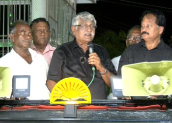 தமிழகத்தில் தாமரை இரட்டை இலை பலாப்பழம் மூன்றையும் குக்காில் வைத்து அவிக்கும் வேலையில் மோடி ஈடுபட்டுள்ளார். தூத்துக்குடியில் சு.ப வீரபாண்டியன் குற்றச்சாட்டு