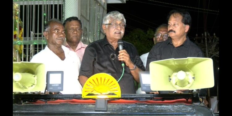 தமிழகத்தில் தாமரை இரட்டை இலை பலாப்பழம் மூன்றையும் குக்காில் வைத்து அவிக்கும் வேலையில் மோடி ஈடுபட்டுள்ளார். தூத்துக்குடியில் சு.ப வீரபாண்டியன் குற்றச்சாட்டு