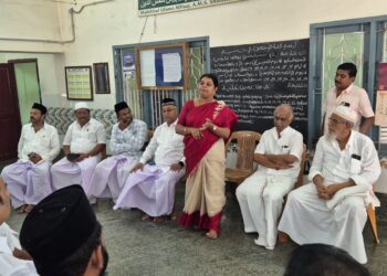 தூத்துக்குடி ஜாமியா பள்ளிவாசல் நிர்வாகிகளுடன் அமைச்சர் கீதாஜீவன் கலந்துரையாடி வாக்கு சேகாித்தார்.