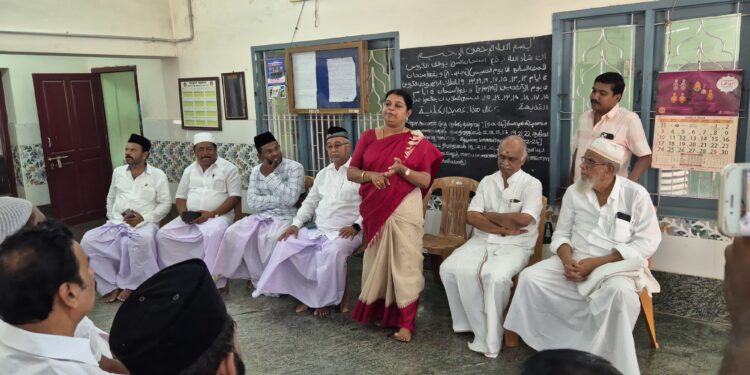 தூத்துக்குடி ஜாமியா பள்ளிவாசல் நிர்வாகிகளுடன் அமைச்சர் கீதாஜீவன் கலந்துரையாடி வாக்கு சேகாித்தார்.