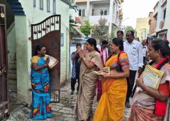 தூத்துக்குடியில் கொட்டும் மழையில் அமைச்சர் கீதாஜீவன் இன்று காலை கனிமொழிக்கு வாக்கு சேகாித்தார். 