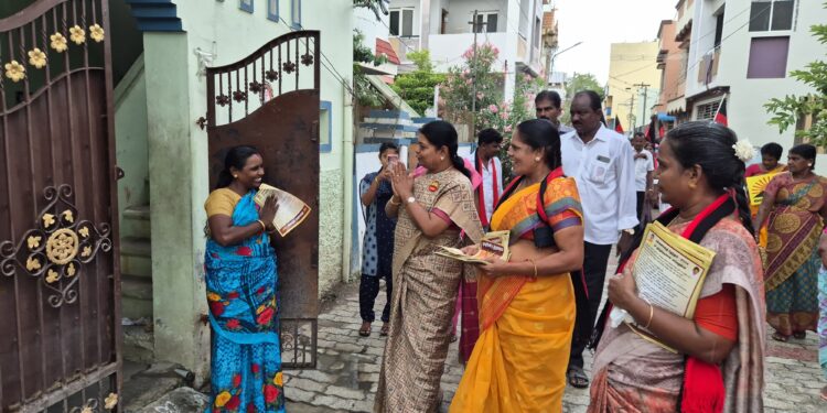 தூத்துக்குடியில் கொட்டும் மழையில் அமைச்சர் கீதாஜீவன் இன்று காலை கனிமொழிக்கு வாக்கு சேகாித்தார்.