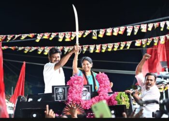 மாப்பிள்ளையூரணி ஊராட்சிப் பகுதியில் மக்கள் வெள்ளத்தில் மிதந்து வந்து திமுக வேட்பாளர் கனிமொழியை ஆதரித்து பரப்புரை செய்த அமைச்சர் உதயநிதி ஸ்டாலின் : கிழக்கு ஒன்றிய செயலாளர் சரவணகுமார் தலைமையில் இளைஞர்கள் பட்டாளம் வெள்ளை சீருடை அணிந்து மிக பிரம்மாண்ட வரவேற்பு..