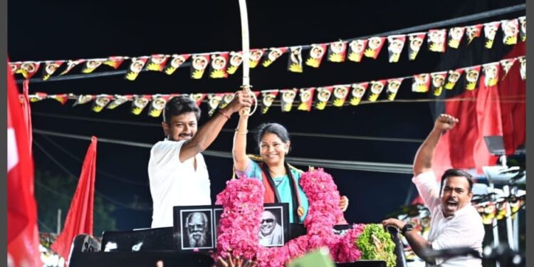 மாப்பிள்ளையூரணி ஊராட்சிப் பகுதியில் மக்கள் வெள்ளத்தில் மிதந்து வந்து திமுக வேட்பாளர் கனிமொழியை ஆதரித்து பரப்புரை செய்த அமைச்சர் உதயநிதி ஸ்டாலின் : கிழக்கு ஒன்றிய செயலாளர் சரவணகுமார் தலைமையில் இளைஞர்கள் பட்டாளம் வெள்ளை சீருடை அணிந்து மிக பிரம்மாண்ட வரவேற்பு..