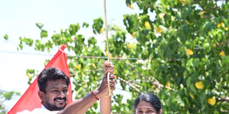 21ல் அடிமை ஆட்சிக்கு முடிவு கட்டினோம் 24ல் சா்வாதிகார ஆட்சிக்கு முடிவு கட்ட வேண்டும். தூத்துக்குடியில் கனிமொழிக்கு வாக்கு ேசகாித்து அமைச்சர் உதயநிதிஸ்டாலின் விளாசல்