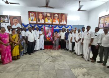 தூத்துக்குடியில் வீரன் சுந்தரலிங்கனார் பிறந்தநாளையொட்டி படத்திற்கு அமைச்சர் கீதாஜீவன் மலர் தூவி மாியாதை