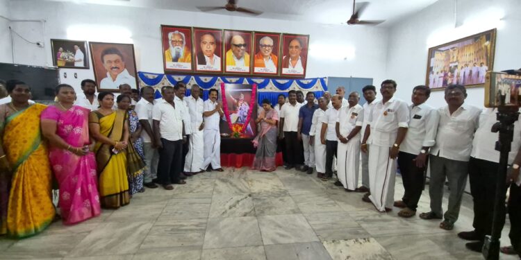 தூத்துக்குடியில் வீரன் சுந்தரலிங்கனார் பிறந்தநாளையொட்டி படத்திற்கு அமைச்சர் கீதாஜீவன் மலர் தூவி மாியாதை