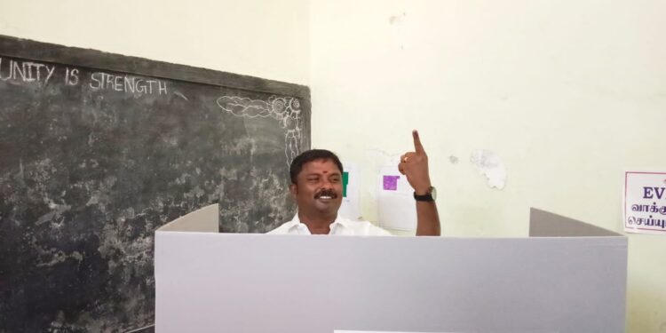 தூத்துக்குடியில் அமைச்சர் கீதாஜீவன், மேயர் ஜெகன் பெரியசாமி, மாப்பிள்ளையூரணி பஞ்சாயத்து தலைவர் சரவணகுமார் உள்ளிட்ட முக்கிய பிரமுகர்கள் பலர் வாக்களித்து தங்களது ஜனநாயக கடமையை நிறைவேற்றினர்