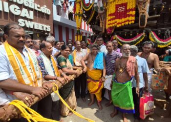 தூத்துக்குடி சிவன் கோவில் சித்திரை தேரோட்டம் அமைச்சர் கீதாஜீவன், மேயர் ஜெகன் பெரியசாமி தேரை வடம் பிடித்து இழுத்து துவக்கி வைத்தனர்.