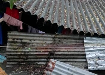 வேஷம் போடும் அதிகாாிகள்  மழை வௌ்ளத்தால் வீடு இழந்தவர்கள் இழப்பீடு வராததால் கோஷம் போட தயாராகும் பொதுமக்கள்