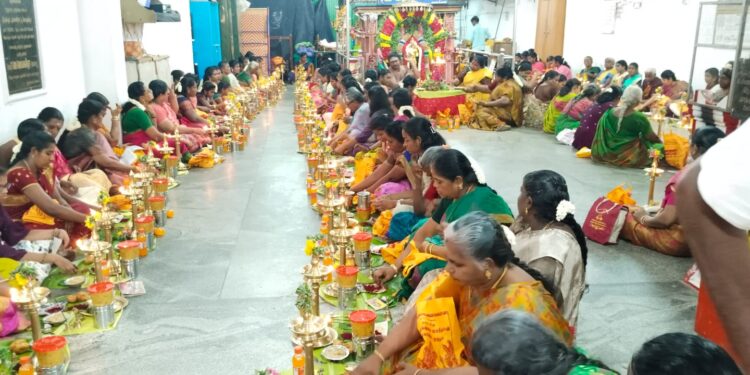 தூத்துக்குடி தெப்பக்குளம் மாரியம்மன் கோவிலில் 108 திருவிளக்கு பூஜை நடைபெற்றது.