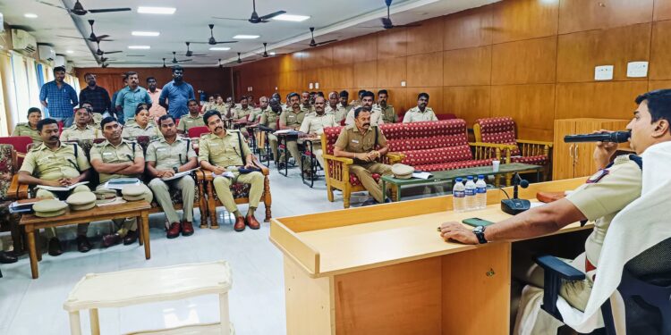 தூத்துக்குடி மாவட்டத்தில் கஞ்சா போன்ற போதை பொருட்கள் விற்பனை மற்றும் கடத்தலை முற்றிலும் ஒழிப்பது சம்பந்தமாக காவல்துறை அதிகாரிகளுக்கு மாவட்ட எஸ்.பி பாலாஜி சரவணன் அறிவுரை