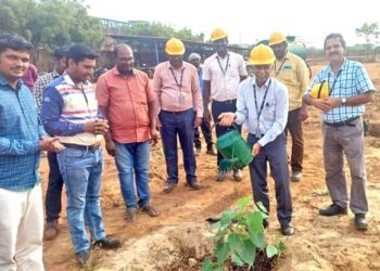 டி.சி.டபிள்யூ நிறுவனத்தில் உலக பூமி தினம் : ஆலை வளாகத்தில் சுமார் 50 க்கும் மேற்பட்ட மரக்கன்றுகள்  உதவித்தலைவர் சுரேஷ் மற்றும் அதிகாரிகள் நட்டினர்.