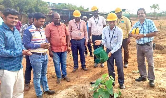 டி.சி.டபிள்யூ நிறுவனத்தில் உலக பூமி தினம் : ஆலை வளாகத்தில் சுமார் 50 க்கும் மேற்பட்ட மரக்கன்றுகள் உதவித்தலைவர் சுரேஷ் மற்றும் அதிகாரிகள் நட்டினர்.